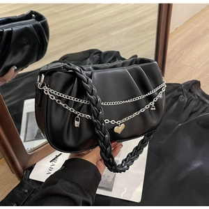 Détail du sac bandoulière froncé en PU noir avec chaînes et breloques cœur
