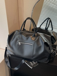 Grand sac de voyage noir en similicuir texturé avec poignées et bandoulière réglable
