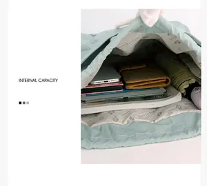 Vista interior de la mochila de nailon verde menta con espacio para tablet y paraguas