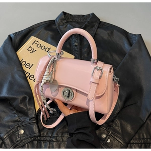 Roze glanzende mini handtas met zilveren draaisluiting en badminton racket bedeltje