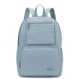 Détail du sac à dos en nylon bleu clair avec poches zippées et plaque logo de marque