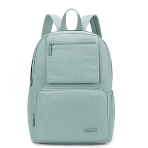 Détail du sac à dos en nylon vert menthe avec poches multiples et logo frontal