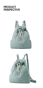 Vista frontal y lateral de una mochila de nailon azul claro con cordón y correas ajustables