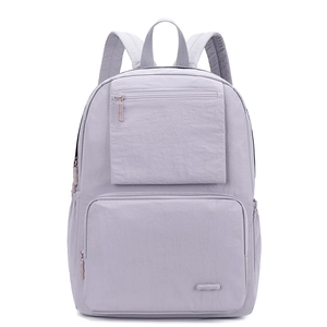 Détail du sac à dos en nylon lavande avec deux poches avant zippées et poches latérales
