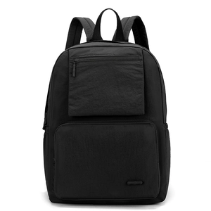 Vue détaillée du sac à dos en nylon noir montrant les fermetures et la texture du tissu
