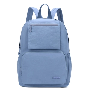 Gros plan sur le tissu en nylon bleu clair imperméable du sac à dos avec fermetures éclair