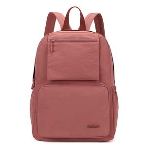Détail frontal du sac à dos en nylon rouge brique avec poches zippées et larges bretelles