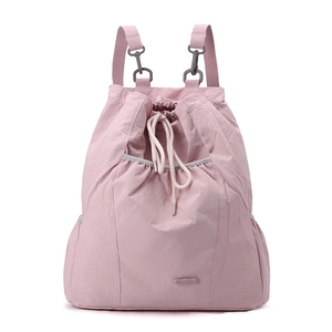 Detalle de mochila de nailon rosa con cierre de cordón y hebillas metálicas