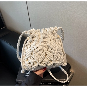 Λεπτομέρεια από την πλεκτή τσάντα macrame με βαμβακερή υφή και κλείσιμο με κορδόνι