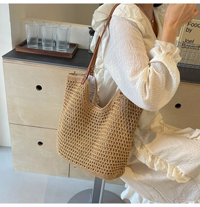 Detail der handgefertigten Strohtasche mit Mesh-Gewebe und Leder-Schultergurt