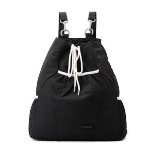 Detalle de mochila de nailon negro con cordón blanco y gancho de metal plateado