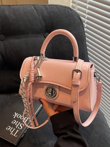 Roze glanzende leren crossbody tas met zilveren gesp en gevlochten hanger