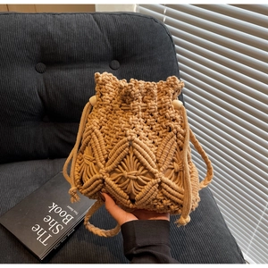 Λεπτομέρεια macro της χακί τσάντας macrame με γεωμετρικό πλέξιμο και ξύλινες χάντρες