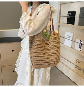 Detail einer handgefertigten Stricktasche mit Hohlstruktur und Lederriemen für Damen