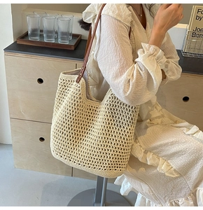 Detail der handgewebten Netztasche mit braunem Lederriemen und Nieten für den Strandurlaub