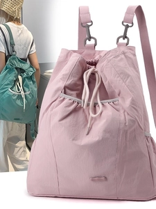 Mochila minimalista de nailon rosa con cordón ajustable y elegantes adornos grises