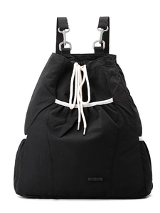 Mochila minimalista de nailon negro con detalles de cuerda blanca y ganchos metálicos