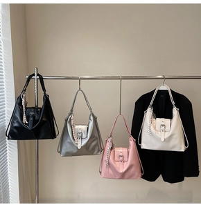 Détail de quatre grands sacs cabas en noir, argent, rose et beige avec boucles métal