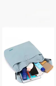 Compartiment principal spacieux du sac bandoulière bleu clair à cordon de serrage