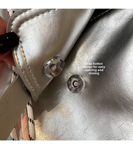 Détail du fermoir magnétique et du cuir argenté métallisé texturé sur le sac cabas