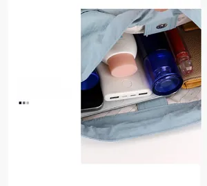 Capacité interne du sac bandoulière avec batterie externe et cosmétiques de rangement