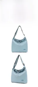 Détail d'un sac à bandoulière en nylon bleu clair avec cordon de serrage et sangle réglable