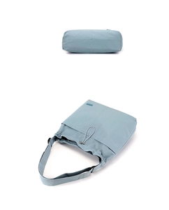 Détail du tissu en nylon imperméable et de la boucle à cordon sur le sac bandoulière