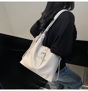 Vue détaillée d'un sac cabas en similicuir blanc avec foulard à carreaux et boucle argent