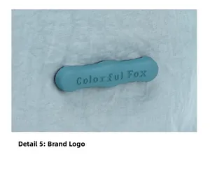 Gros plan du logo Colorful Fox en caoutchouc sur tissu en nylon bleu clair