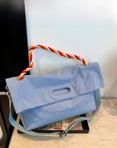 Détail du sac fourre-tout en nylon bleu clair avec poignées en corde tressée colorée