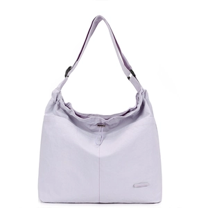Détail du sac bandoulière lilas en nylon avec cordon et bandoulière réglable