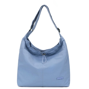 Détail du sac bandoulière bleu clair avec texture en nylon et fermeture à cordon