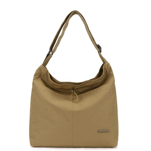 Détail du sac cabas en nylon kaki montrant le tissu micro-plissé et le cordon jaune