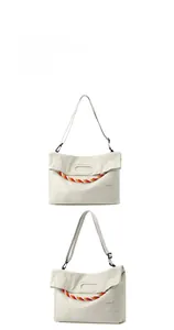 Détail du sac cabas en toile crème avec texture plissée et cordes tressées colorées