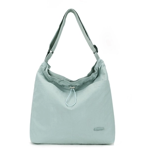 Détail du sac à bandoulière en nylon imperméable vert clair avec cordon de serrage
