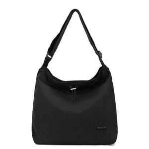 Détail du sac bandoulière en nylon noir avec fermeture à cordon et sangle réglable