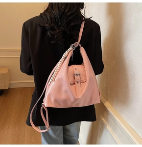Sac cabas en cuir verni rose avec détail foulard en soie porté sur un blazer noir