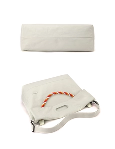 Détails du sac cabas en toile crème montrant les coutures et poignées en corde