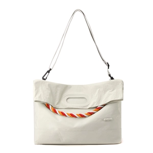 Gros plan du sac en toile blanc cassé avec détail de corde tissée rouge, blanche et orange