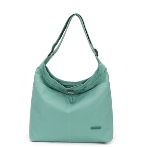 Détail du sac bandoulière en nylon vert sauge avec fermeture à cordon et logo
