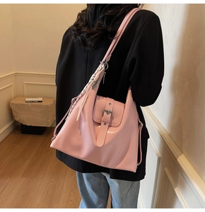 Sac cabas rose en cuir verni avec foulard décoratif et détail de boucle à l'épaule