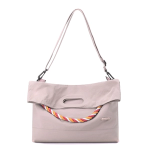 Détail du sac en nylon rose avec poignées ovales et accents de cordes tressées colorées