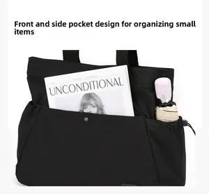 Detail der großen Vordertasche mit Metalldruckknopf und Kordelzug-Seitentasche für Stauraum