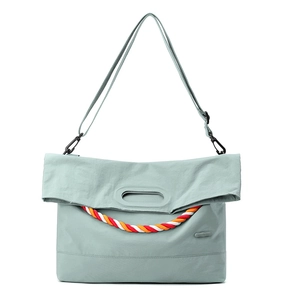 Détail du sac fourre-tout en nylon vert menthe avec corde décorative et grande capacité