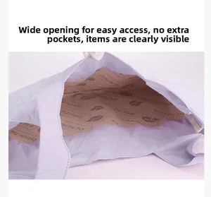 Primer plano del amplio compartimento interior con forro estampado en el bolso nylon