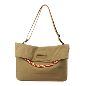 Détail du sac en toile kaki avec corde tressée tricolore et boucle métallique