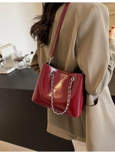 Schicke weinrote Lackleder-Eimertasche mit Silberkette und Umhängeriemen