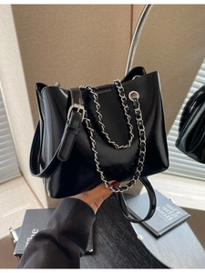 Glänzende schwarze Beuteltasche mit Silberkette und verstellbarem Schultergurt