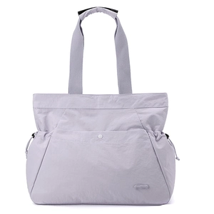 Makro-Detail der lila Nylon-Tragetasche mit Vordertasche und Metall-Schnallenverschluss