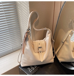 Détail d'un grand sac fourre-tout blanc cassé avec foulard en soie et boucle en métal